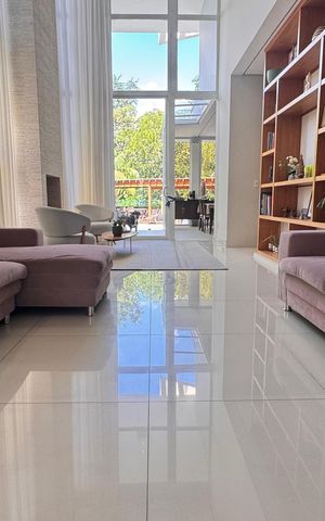 Casa à venda com 317m², 3 quartos e 4 vagas Casa à venda com 317m², 3 quartos e 4 vagasSala