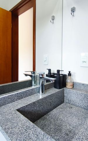 Casa de condomínio à venda com 201m², 3 quartos e 4 vagas Casa de condomínio à venda com 201m², 3 quartos e 4 vagasBanheiro da Suíte 1