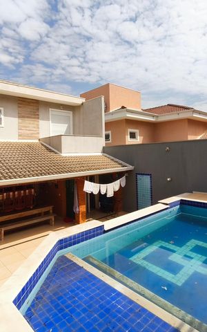 Casa de condomínio à venda com 250m², 3 quartos e 4 vagas Casa de condomínio à venda com 250m², 3 quartos e 4 vagasQuintal - Piscina
