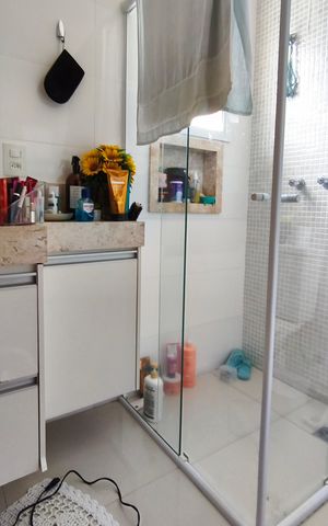 Casa de condomínio à venda com 250m², 3 quartos e 4 vagas Casa de condomínio à venda com 250m², 3 quartos e 4 vagasBanheiro Suíte 2