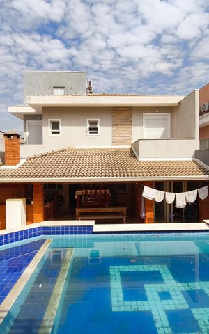 Casa de condomínio à venda com 250m², 3 quartos e 4 vagas Casa de condomínio à venda com 250m², 3 quartos e 4 vagasQuintal - Piscina