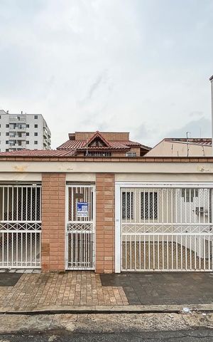 Casa à venda com 325m², 3 quartos e 3 vagasFachada + plaquinha