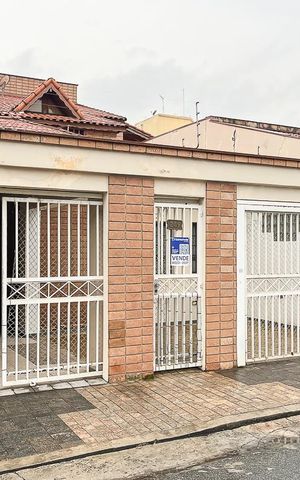 Casa à venda com 325m², 3 quartos e 3 vagasFachada + plaquinha