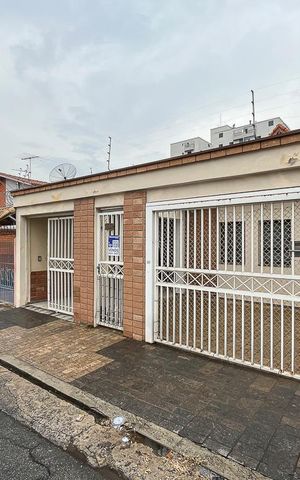 Casa à venda com 325m², 3 quartos e 3 vagasFachada + plaquinha
