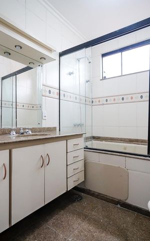 Casa à venda com 325m², 3 quartos e 3 vagasBanheiro da suíte 3