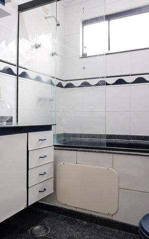 Casa à venda com 325m², 3 quartos e 3 vagasBanheiro da suíte 1