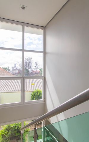 Casa à venda com 300m², 3 quartos e 3 vagas Casa à venda com 300m², 3 quartos e 3 vagasEscadaria