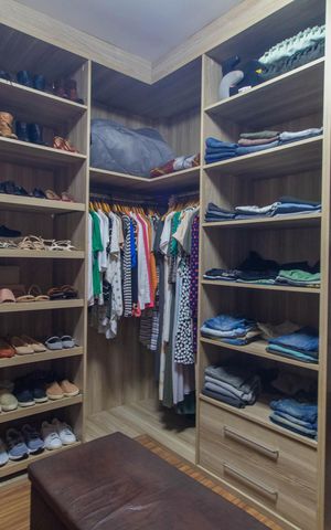 Casa à venda com 300m², 3 quartos e 3 vagas Casa à venda com 300m², 3 quartos e 3 vagasCloset da suíte