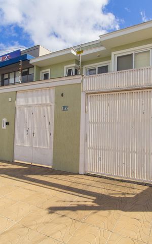 Casa à venda com 300m², 3 quartos e 3 vagas Casa à venda com 300m², 3 quartos e 3 vagasFachada