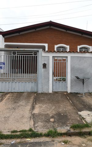 Casa à venda com 200m², 3 quartos e 3 vagasFachada e Placa