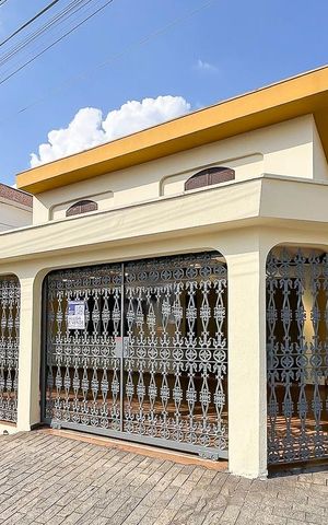 Casa à venda com 240m², 3 quartos e 2 vagasFachada + plaquinha