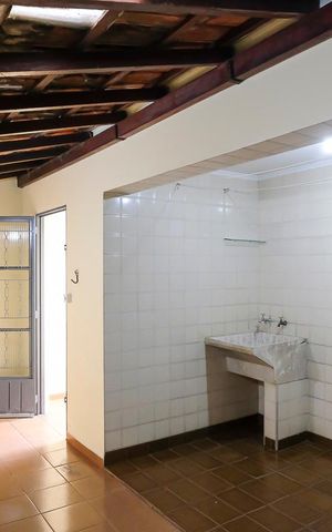 Casa à venda com 240m², 3 quartos e 2 vagasÁrea de serviço