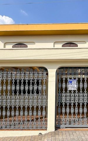Casa à venda com 240m², 3 quartos e 2 vagasFachada + plaquinha