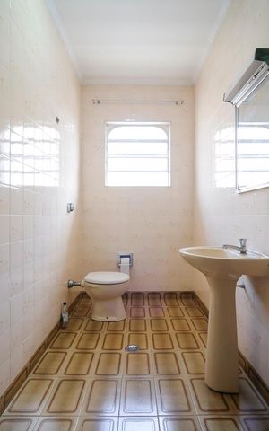 Casa à venda com 240m², 3 quartos e 2 vagasBanheiro