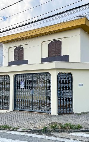 Casa à venda com 240m², 3 quartos e 2 vagasFachada + plaquinha