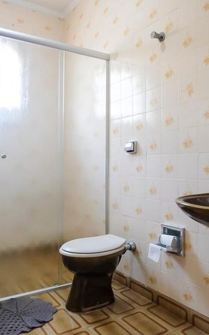 Casa à venda com 240m², 3 quartos e 2 vagasBanheiro da suíte