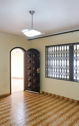 Casa à venda com 240m², 3 quartos e 2 vagasSala