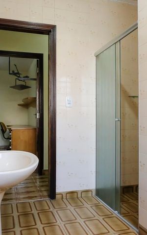 Casa à venda com 240m², 3 quartos e 2 vagasBanheiro