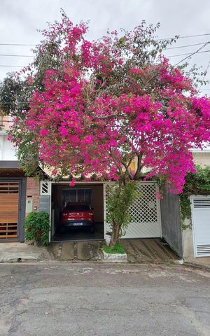 Casa à venda com 100m², 3 quartos e 2 vagas Casa à venda com 100m², 3 quartos e 2 vagasFachada