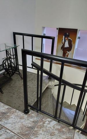 Casa à venda com 100m², 3 quartos e 2 vagas Casa à venda com 100m², 3 quartos e 2 vagasEscada