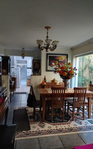 Casa à venda com 100m², 3 quartos e 2 vagas Casa à venda com 100m², 3 quartos e 2 vagasSala