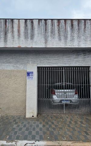 Casa à venda com 330m², 2 quartos e 2 vagas Casa à venda com 330m², 2 quartos e 2 vagasFachada