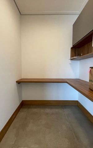 Apartamento à venda com 171m², 3 quartos e 3 vagas Apartamento à venda com 171m², 3 quartos e 3 vagasEscritório