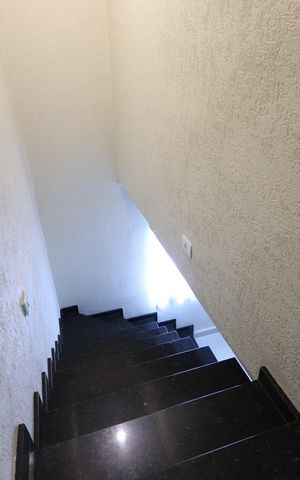Casa para alugar com 120m², 3 quartos e sem vagaEscada
