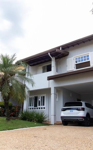 Casa de condomínio à venda com 390m², 4 quartos e 4 vagas Casa de condomínio à venda com 390m², 4 quartos e 4 vagasFachada