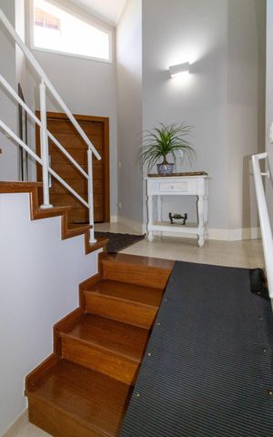 Casa de condomínio à venda com 390m², 4 quartos e 4 vagas Casa de condomínio à venda com 390m², 4 quartos e 4 vagasEscada