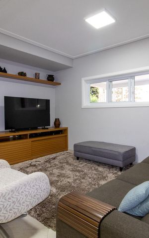 Casa de condomínio à venda com 390m², 4 quartos e 4 vagas Casa de condomínio à venda com 390m², 4 quartos e 4 vagasSala