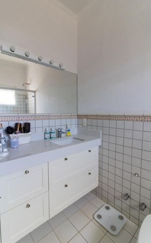 Casa de condomínio à venda com 390m², 4 quartos e 4 vagas Casa de condomínio à venda com 390m², 4 quartos e 4 vagasBanheiro da Suíte 2