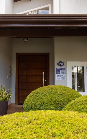 Casa de condomínio à venda com 390m², 4 quartos e 4 vagas Casa de condomínio à venda com 390m², 4 quartos e 4 vagasÁrea Externa