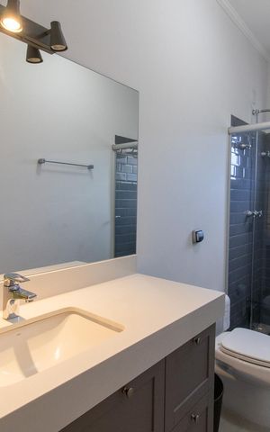 Casa de condomínio à venda com 390m², 4 quartos e 4 vagas Casa de condomínio à venda com 390m², 4 quartos e 4 vagasBanheiro Social