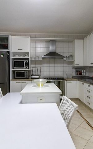Casa de condomínio à venda com 390m², 4 quartos e 4 vagas Casa de condomínio à venda com 390m², 4 quartos e 4 vagasCozinha