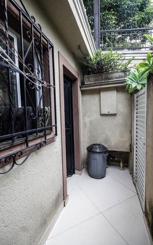 Casa à venda com 600m², 4 quartos e 6 vagas Casa à venda com 600m², 4 quartos e 6 vagasÁrea de serviço