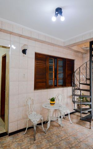 Casa à venda com 240m², 3 quartos e 2 vagas Casa à venda com 240m², 3 quartos e 2 vagasÁrea externa