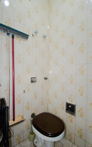 Casa à venda com 240m², 3 quartos e 2 vagas Casa à venda com 240m², 3 quartos e 2 vagasÁrea de Serviço - Banheiro