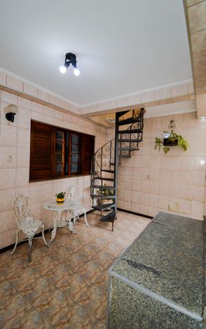 Casa à venda com 240m², 3 quartos e 2 vagas Casa à venda com 240m², 3 quartos e 2 vagasÁrea externa