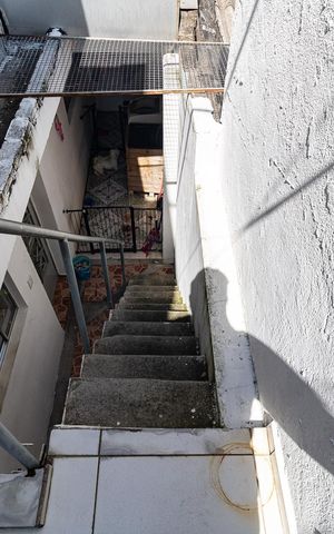 Casa à venda com 150m², 5 quartos e 2 vagas Casa à venda com 150m², 5 quartos e 2 vagasEscada