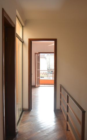 Casa à venda com 236m², 3 quartos e 6 vagasEscada