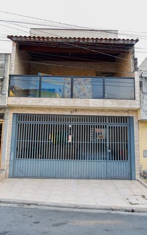 Casa à venda com 286m², 4 quartos e 2 vagas Casa à venda com 286m², 4 quartos e 2 vagasFachada
