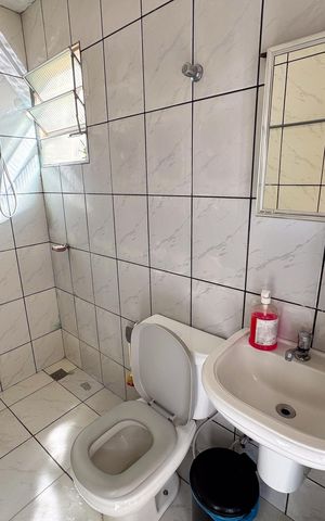 Casa à venda com 80m², 3 quartos e 5 vagas Casa à venda com 80m², 3 quartos e 5 vagasBanheiro