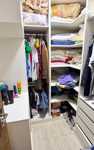 Casa à venda com 80m², 3 quartos e 5 vagas Casa à venda com 80m², 3 quartos e 5 vagasCloset