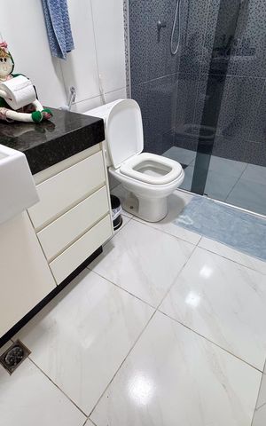 Casa à venda com 80m², 3 quartos e 5 vagas Casa à venda com 80m², 3 quartos e 5 vagasBanheiro