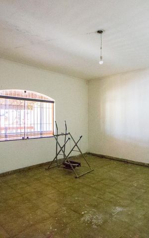 Casa à venda com 220m², 2 quartos e 2 vagas Casa à venda com 220m², 2 quartos e 2 vagasSala