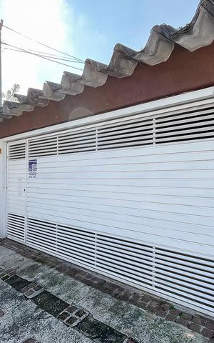 Casa à venda com 162m², 3 quartos e 3 vagasFachada + plaquinha