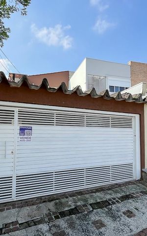 Casa à venda com 162m², 3 quartos e 3 vagasFachada + plaquinha