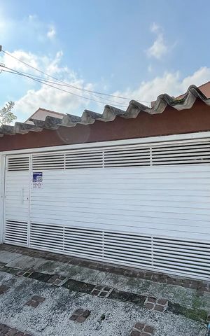 Casa à venda com 162m², 3 quartos e 3 vagasFachada + plaquinha
