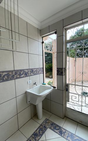 Casa à venda com 317m², 4 quartos e 3 vagasCasa 1 - Área de Serviço